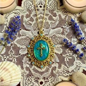 Elegant Gold and Turquoise Pendant Necklace